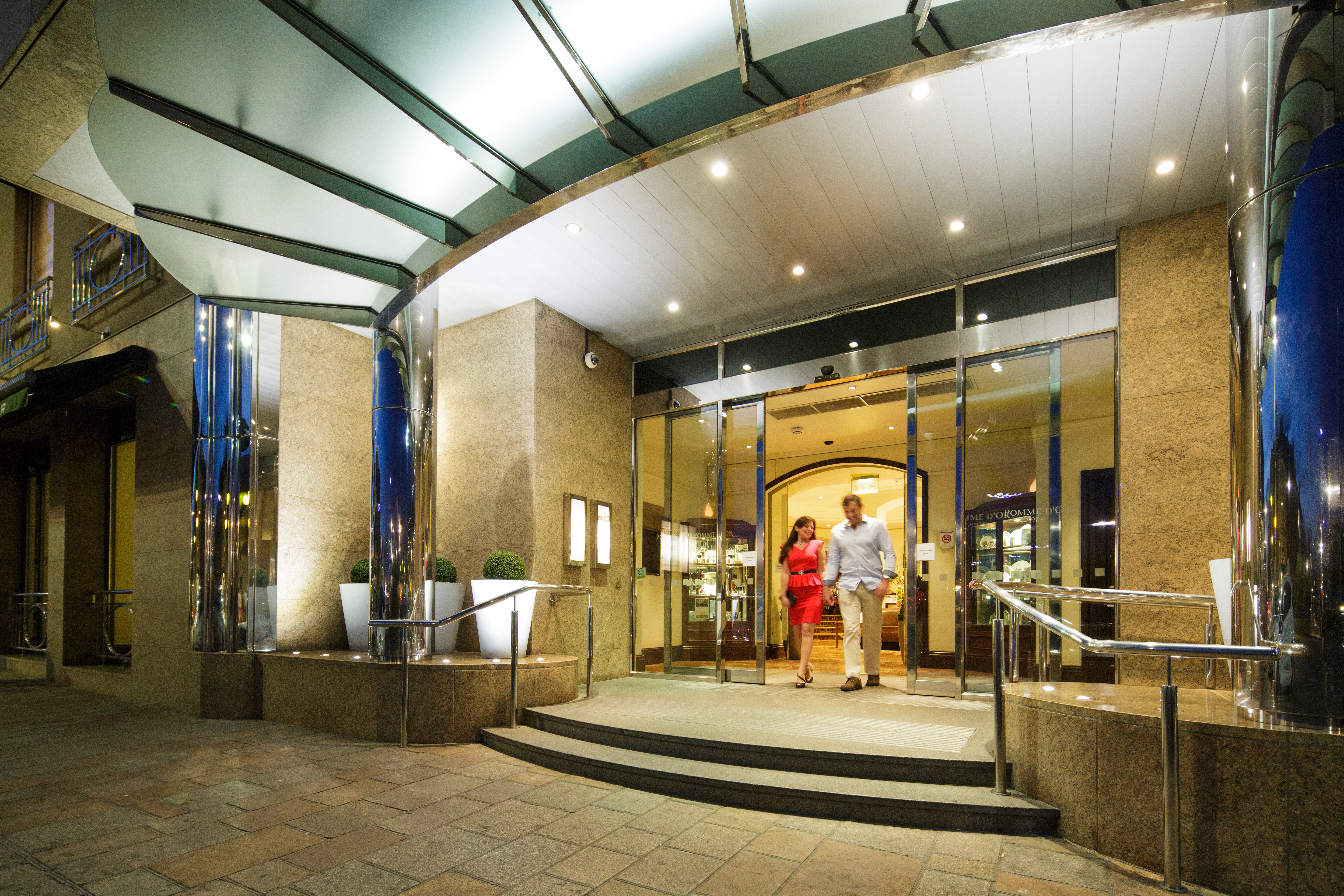 Pomme. External Night Couple 4