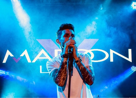 Maroon Live 2810
