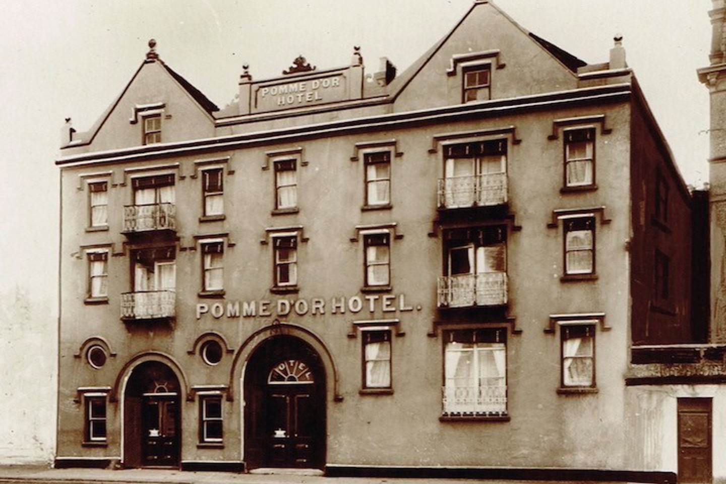 1930 Pomme Exterior