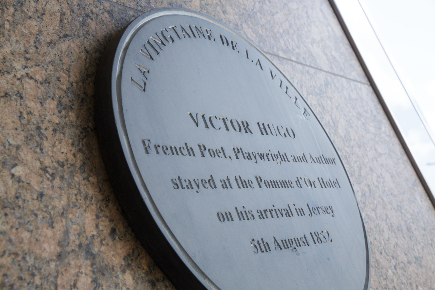 Pomme. Exterior Victor Hugo